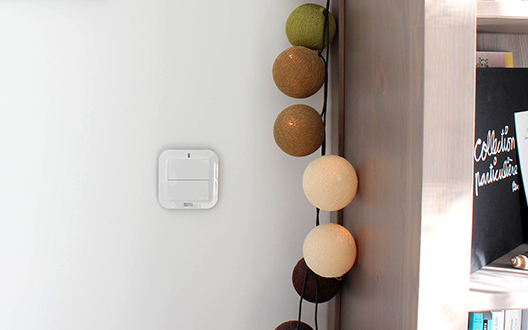 Domotizar la iluminación permite, como en los demás casos, ahorrar energía garantizando que todo esté apagado en todo momento.