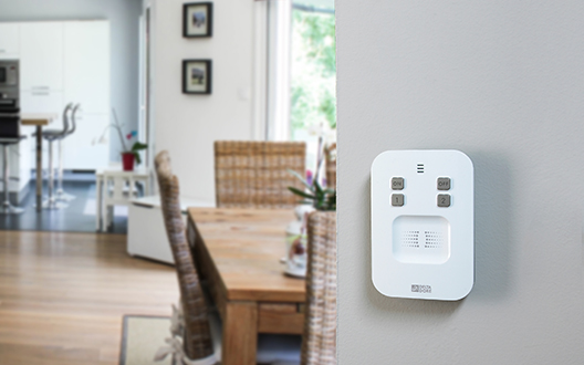 En la ciudad, protege tu apartamento con una alarma conectada.